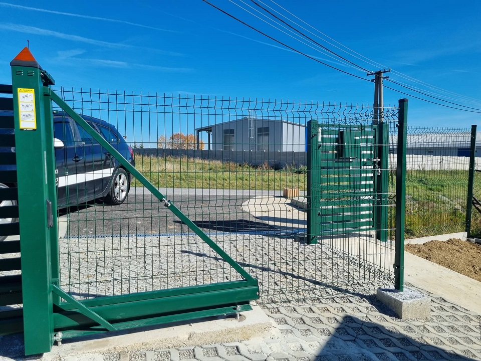 Plot - oplotenie na kľúč | Gerlachov - okr. POPRAD | privátna realizácia Zameranie, poradenstvo, tvorba technickej dokumentácie, demontáž starého plotu - oplotenia, výkopové práce, betonáž, osádzanie plota a posuvnej samonosnej brány s bráničkou,. <br>
| plot MODERN AW 10.104 + oplotenie Vega B. <br>
| trendová kombinácia jaklového plotu s panelovým oplotením VEGA B. <br>| vhodne navrhnutá zelená RAL 6005.